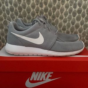 Nike Roshe One Men’s 10 Very Lightly Worn With Box